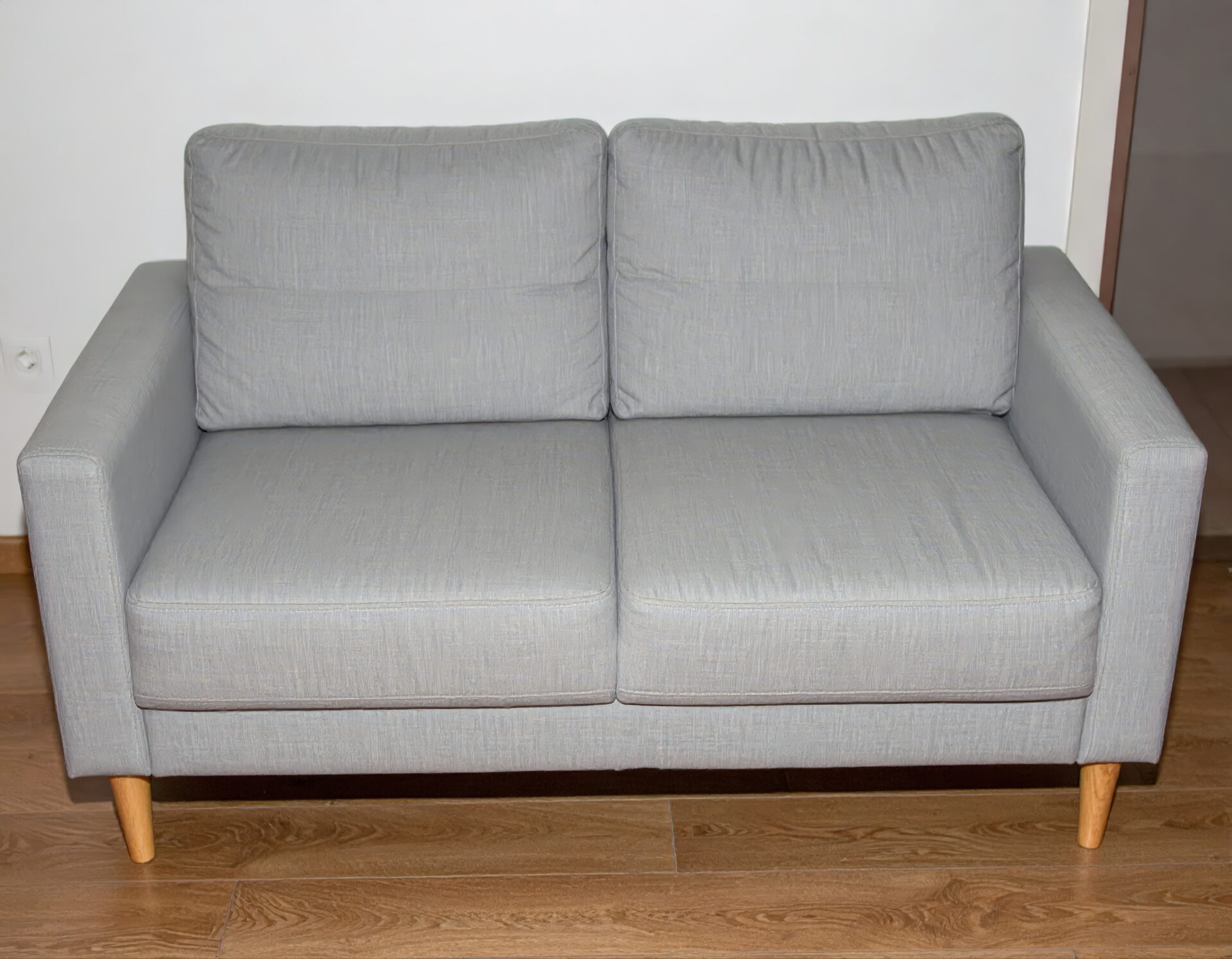 グレーのシンプルな2人掛けソファ