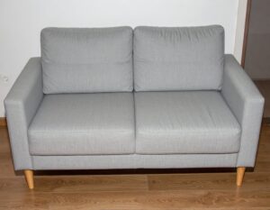グレーのシンプルな2人掛けソファ