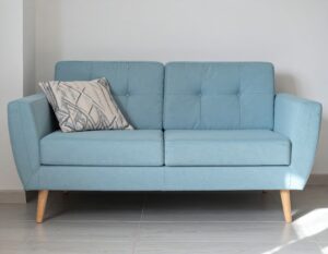 クッション付きの水色モダンソファ