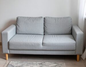 ライトグレーのシンプルな2人掛けソファ