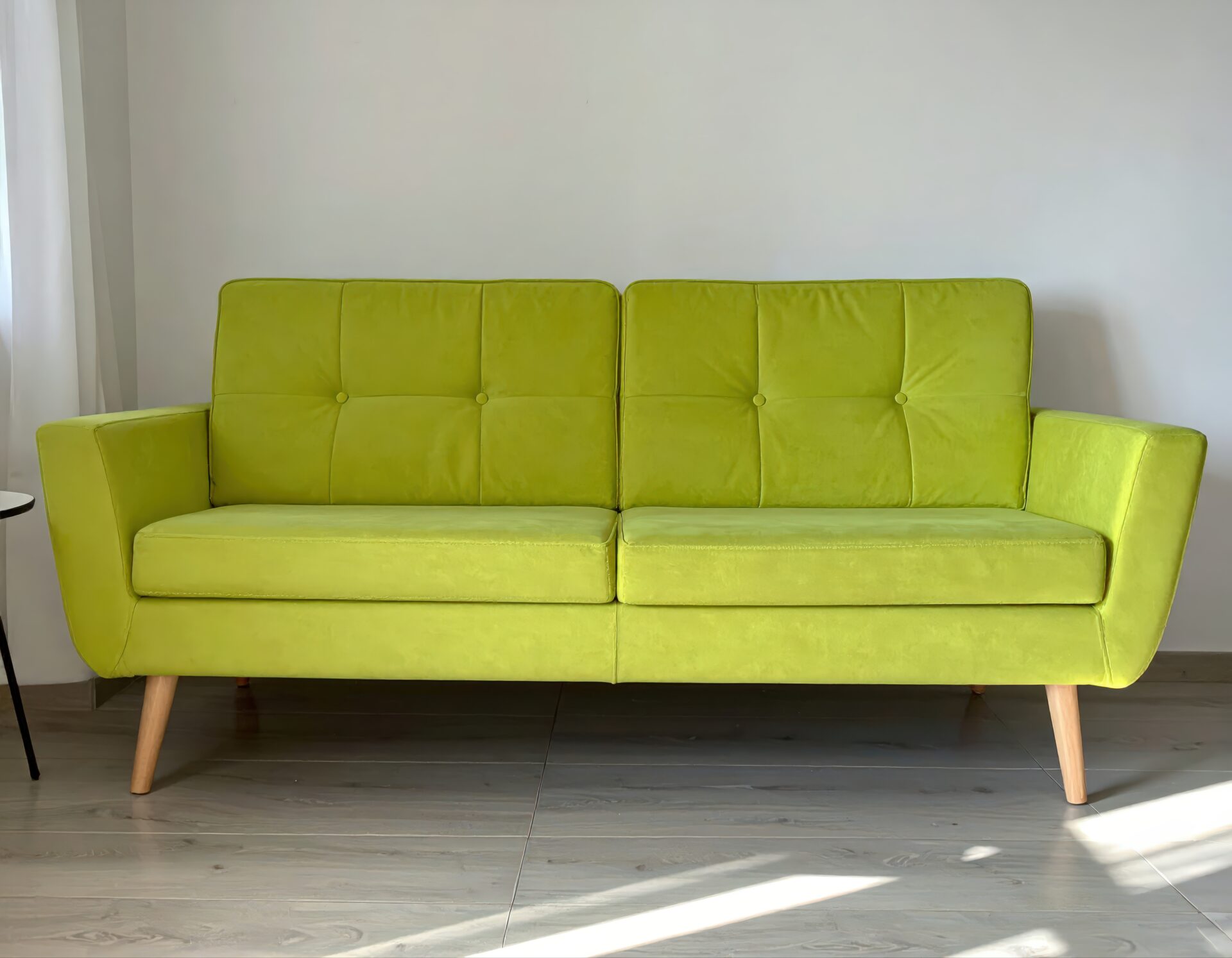 明るいグリーンのモダンソファ