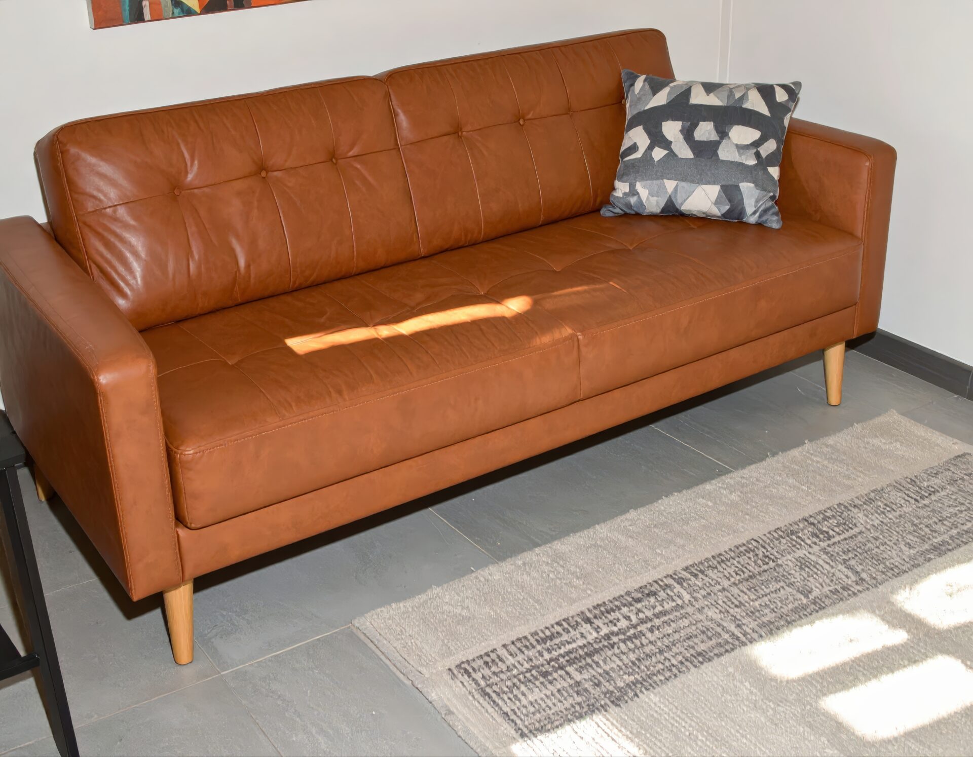 クッション付きのキャメルブラウンレザーソファ