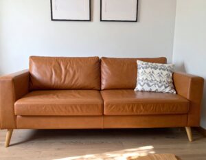 キャメルブラウンのレザーソファとクッション