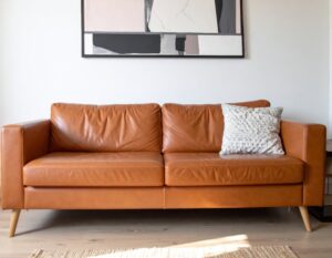 キャメルブラウンレザーソファとクッション
