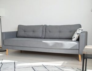 チャコールグレーのロングソファとクッション