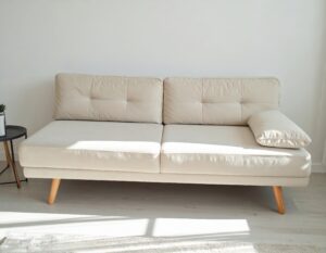 ベージュのモダンなカウチソファ