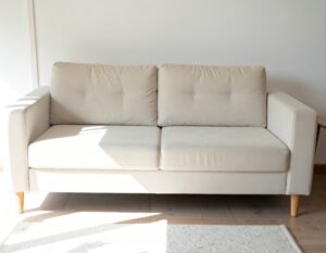 明るいベージュのシンプルソファ