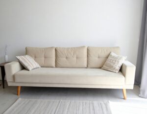 クッション付きのベージュロングソファ
