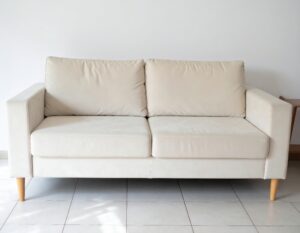 明るいベージュのシンプルソファ