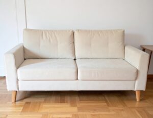 ベージュのシンプルな2人掛けソファ