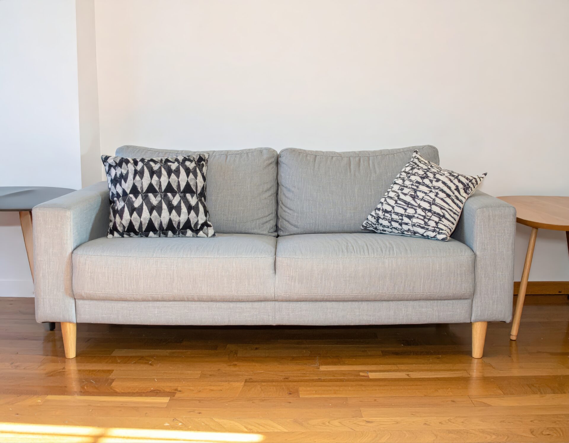 グレーの2人掛けソファと幾何柄クッション