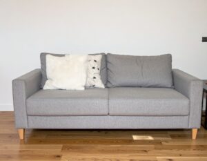 グレーのソファと白いふわふわクッション