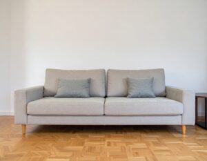 ライトベージュの2人掛けソファとグレークッション