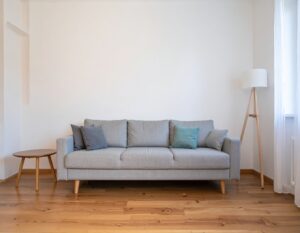 グレーのロングソファとクッション