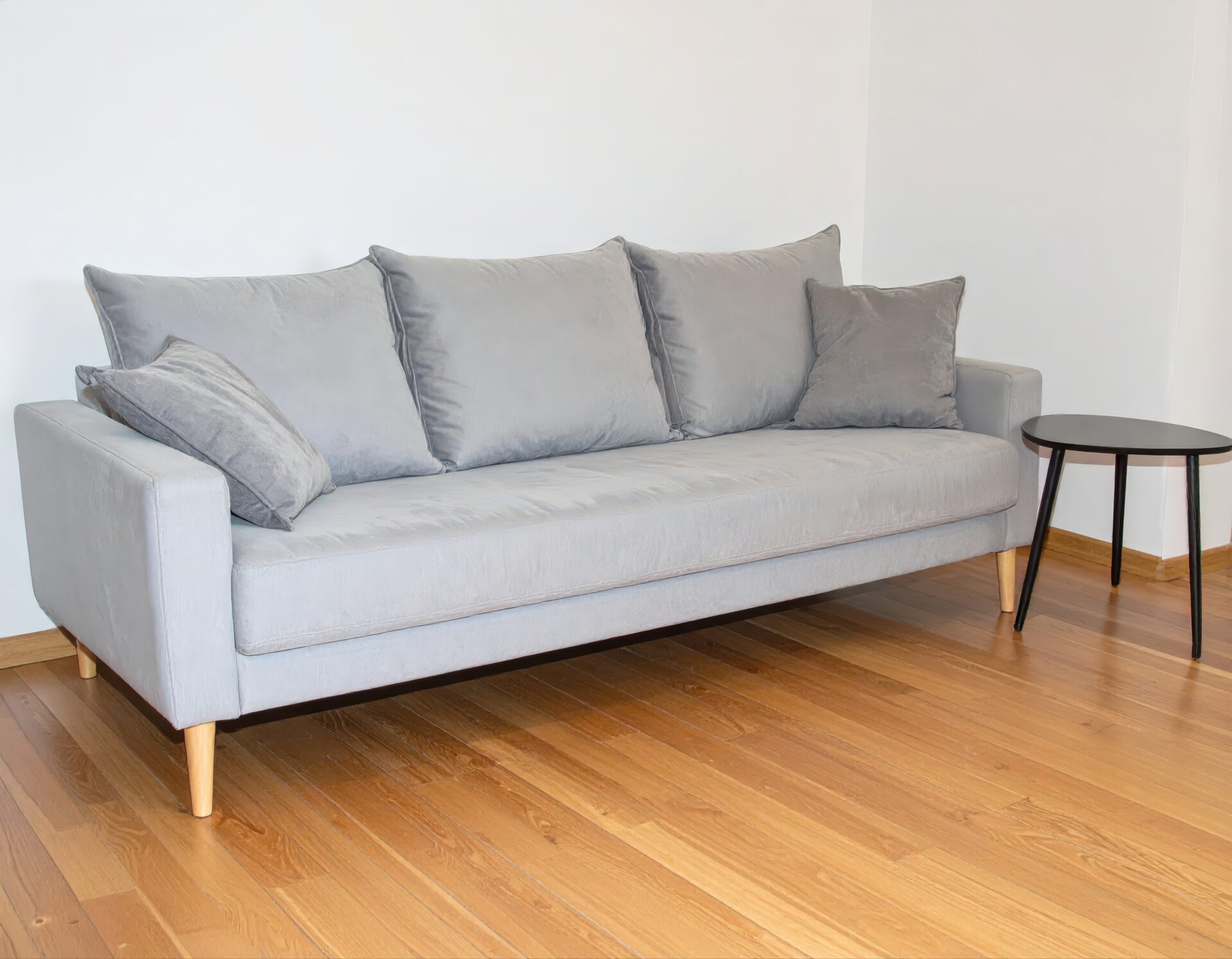 グレーのシンプルなロングソファとクッション