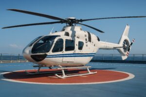 青空の下、赤い円形ヘリポートに停機する白いヘリコプター