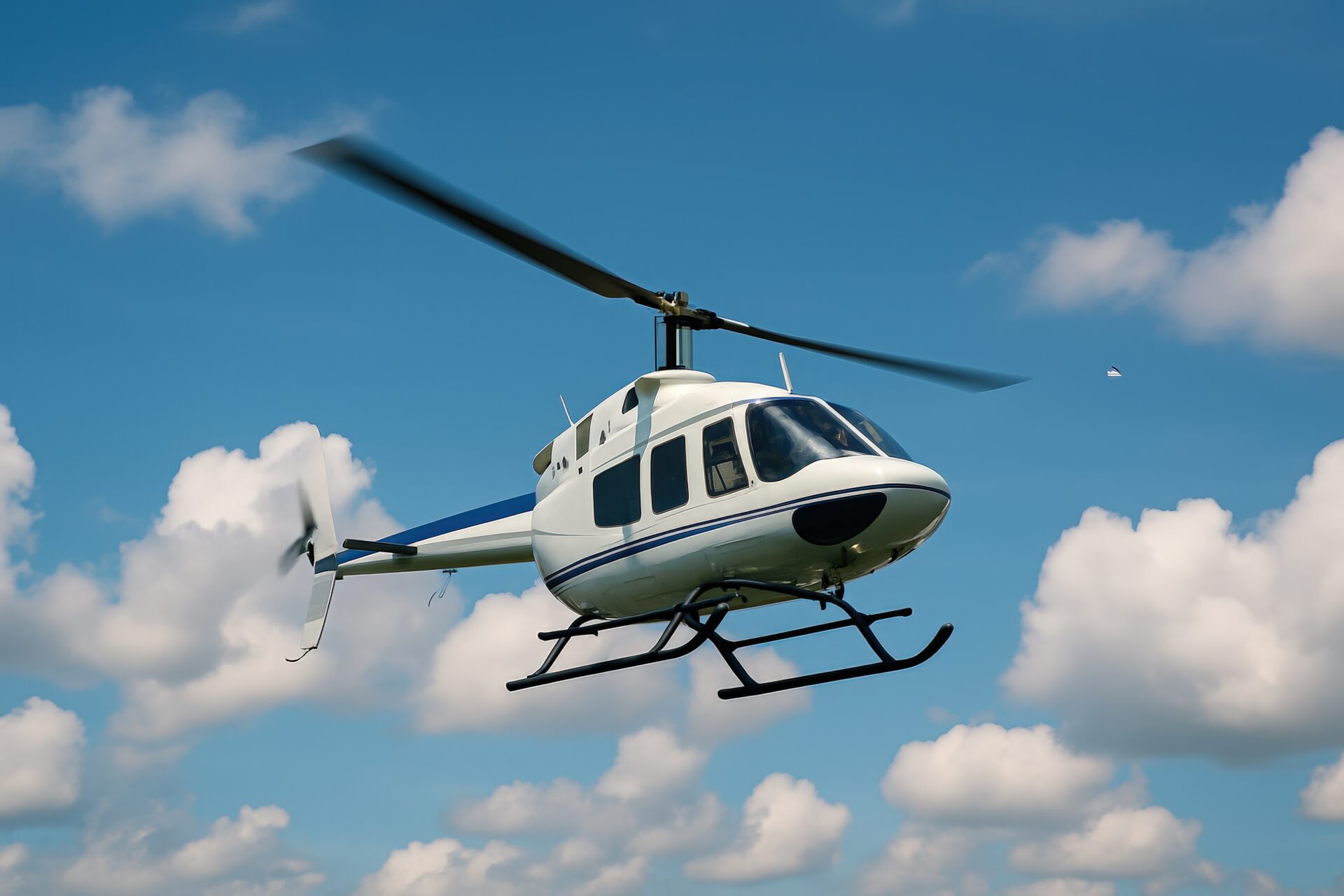 白と青のラインが入ったヘリコプターが飛行
