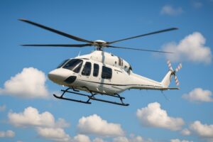 快晴の空を飛ぶ白いヘリコプター