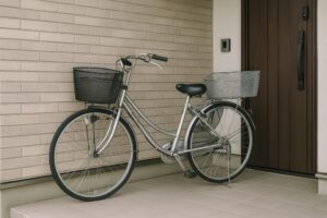 玄関脇に停められたダブルバスケット付き自転車