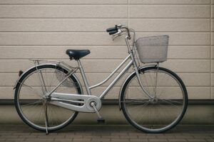 外壁の前に停められたシンプルなママチャリ