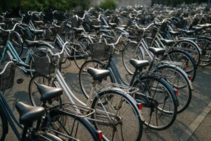 屋外に並ぶ大量のママチャリ