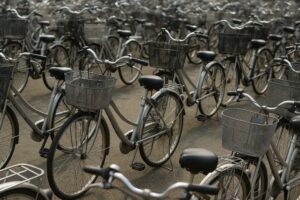 密集して停められた銀色のママチャリ群