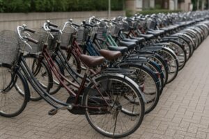 駐輪場にずらりと並ぶ色とりどりの自転車