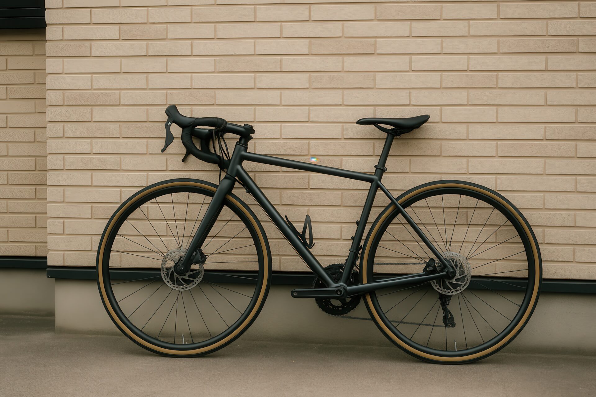 レンガ壁の前に停められた黒いスポーツバイク