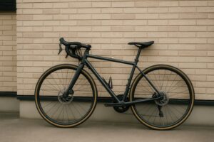 レンガ壁の前に停められた黒いスポーツバイク