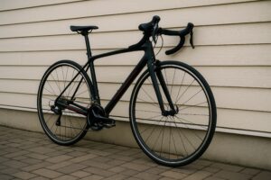 舗装道路の前に立てかけられた黒いスポーツバイク