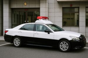 警察署前に停車するパトロール用セダン