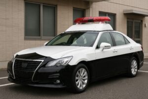 警察施設前に停まっている日本のパトカー