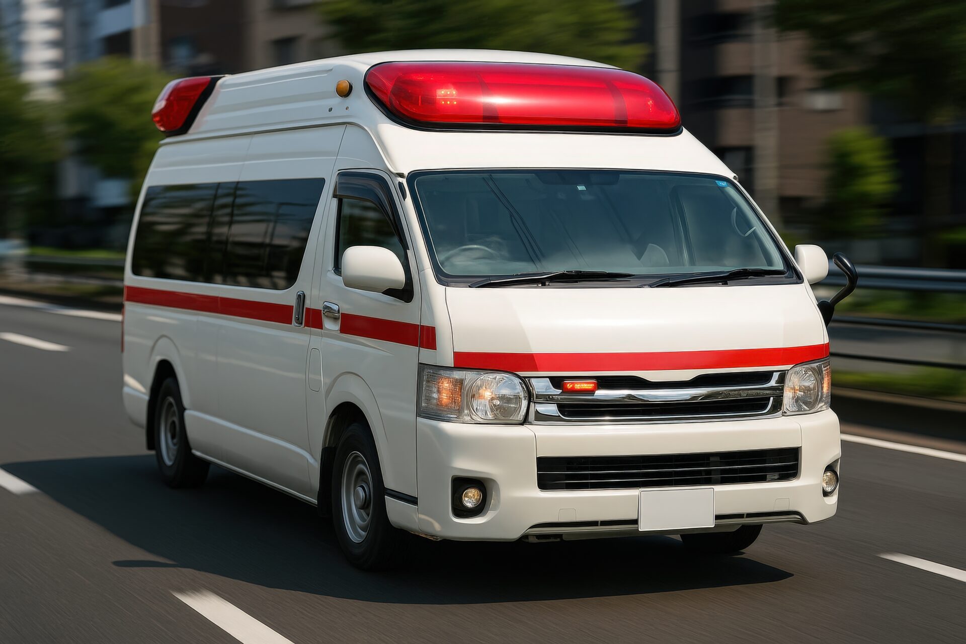 市街地を走る緊急出動中の救急車