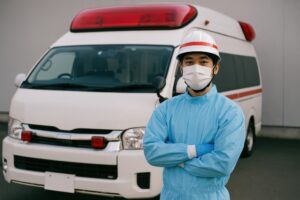 防護服姿で立つ救急隊の男性隊員