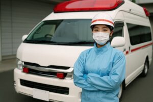 防護服とヘルメットで構える救命スタッフ