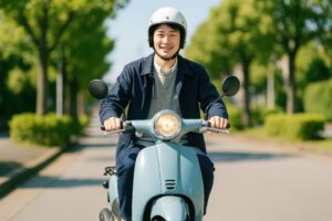 市街地の道路をスクーターで走行する若い男性
