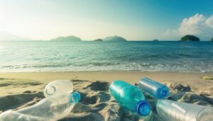 島々を背景に砂浜に散乱したゴミ