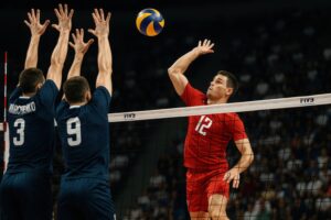 バレーボールの試合でスパイクを打つ選手