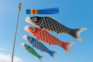 澄んだ青空に舞う鯉のぼり