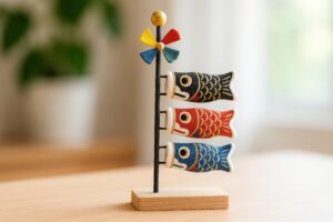 室内に飾られた木製のこいのぼりオブジェ