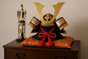 和室に飾られた赤い紐の金色兜