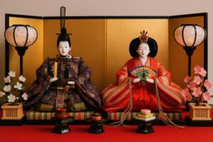 屏風と灯りに囲まれた華やかな雛人形の飾り