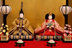 伝統的な衣装を着た雛人形と桃の花の飾り