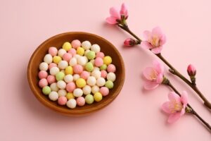 色とりどりのひなあられと満開の桃の花が春を演出