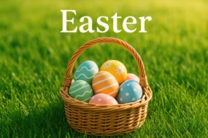 明るい芝生の上に置かれたイースターエッグと「Easter」の文字