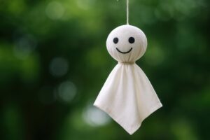屋外に吊るされた笑顔のてるてるぼうず