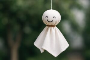 にっこり笑ったてるてるぼうずが風に揺れる様子