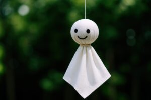 日差しを浴びるてるてるぼうずと自然の背景