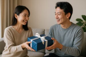 リビングでギフトを交換する男女のツーショット