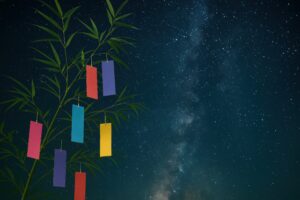 天の川と笹の枝に揺れる短冊飾り